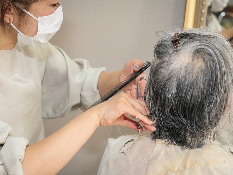年齢を重ねたお客様を施術している様子